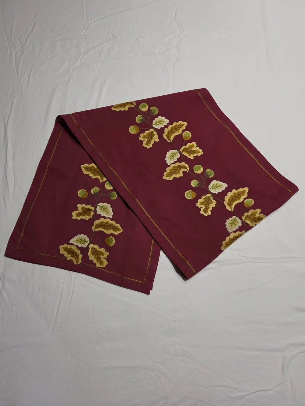Williams Sonoma Oak Leaf Acorn Embroidered Maroon Tanle Runner 16